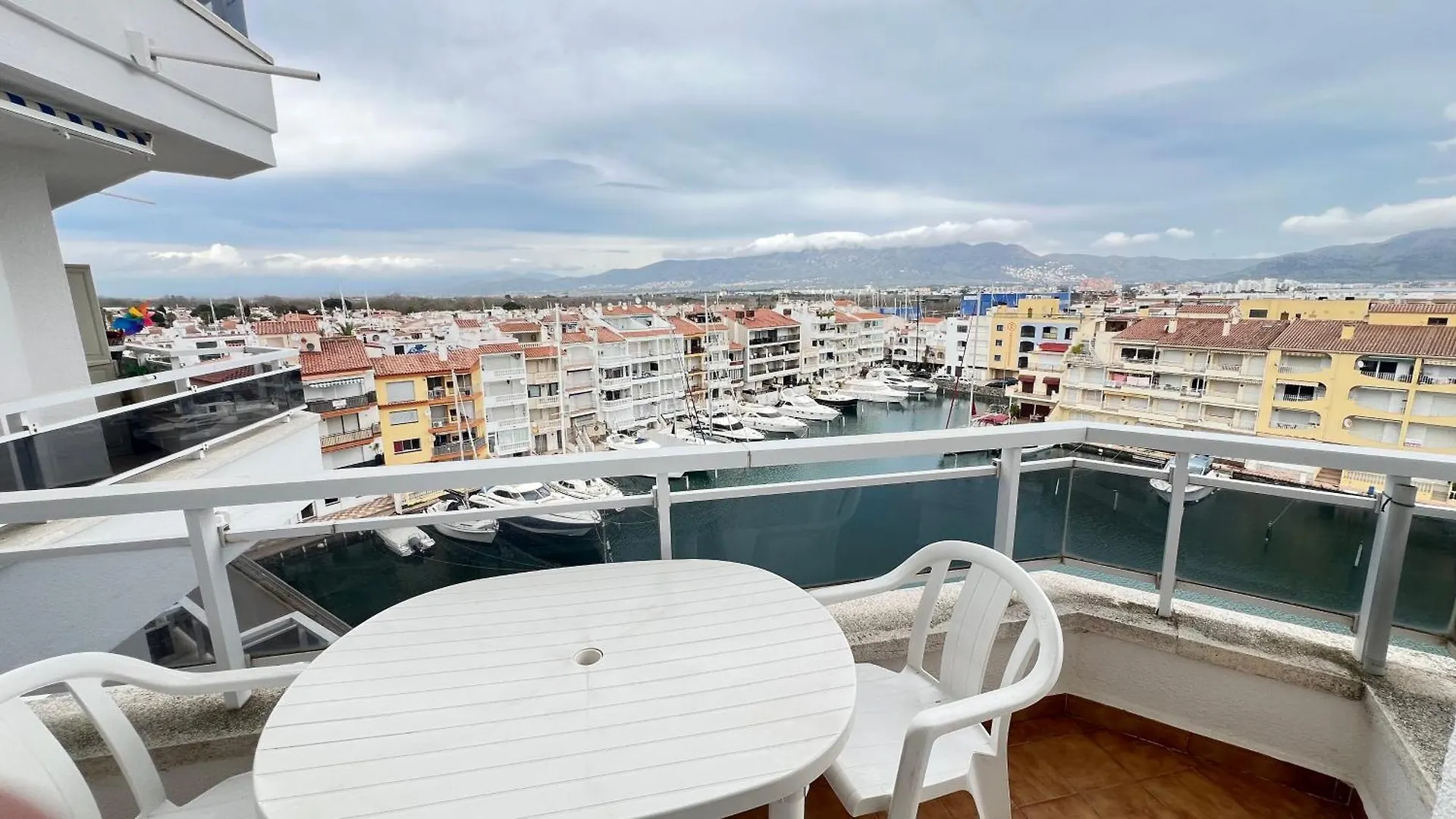 Apartment Apartamento C Frente Al Canal Con Terraza Empuriabrava Spain