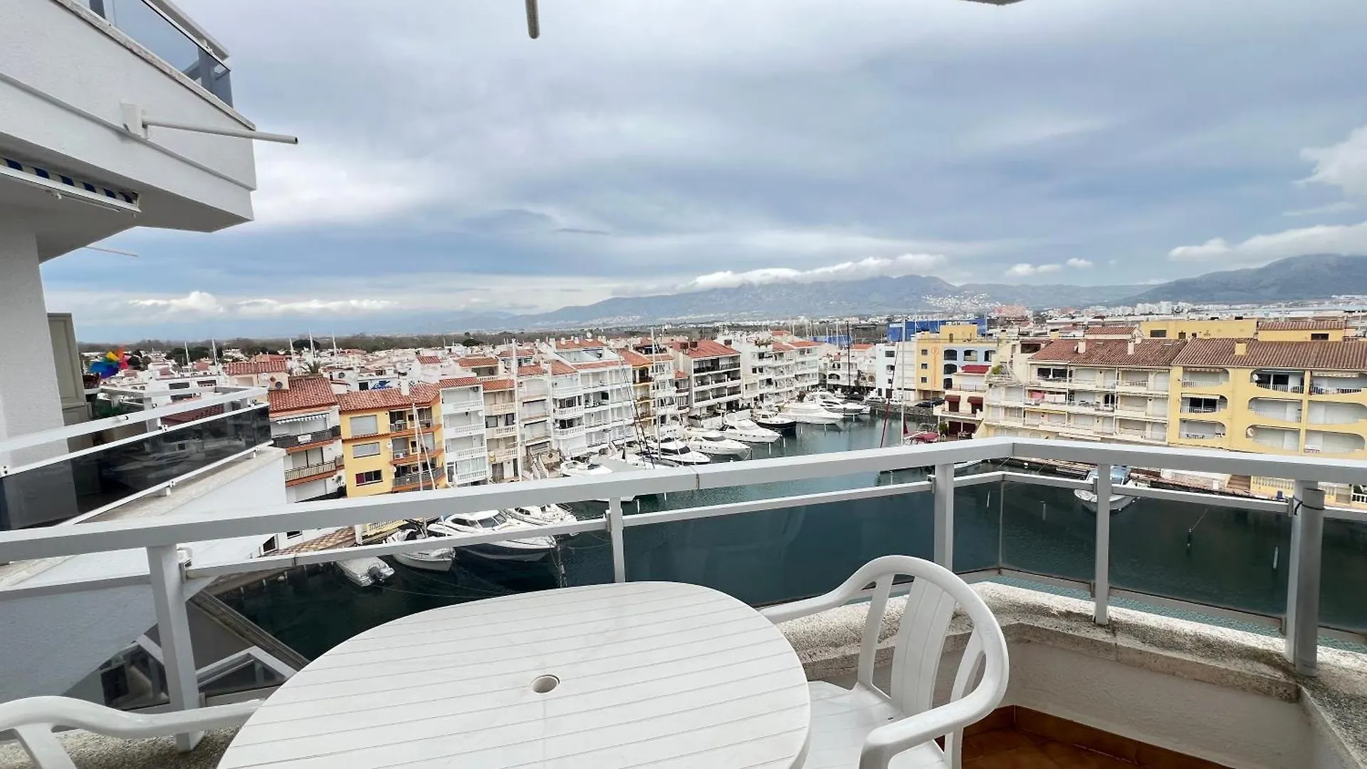 Apartamento C Frente Al Canal Con Terraza Empuriabrava Apartment