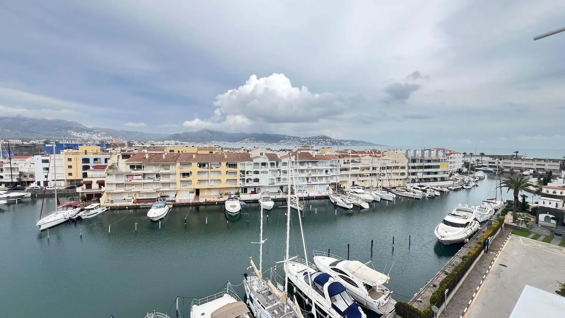 Apartamento C Frente Al Canal Con Terraza Empuriabrava Spain