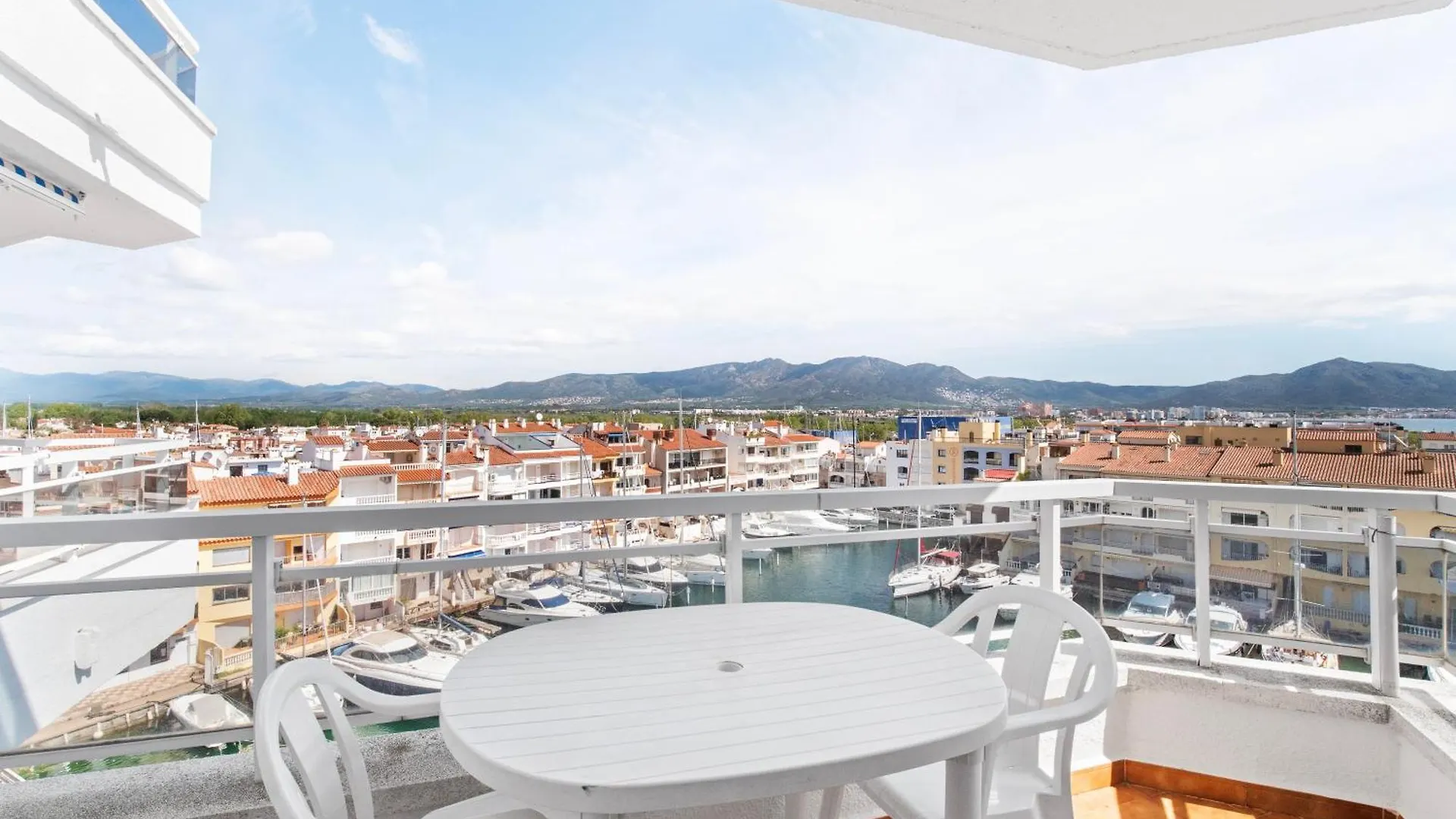 Apartment Apartamento C Frente Al Canal Con Terraza Empuriabrava Spain